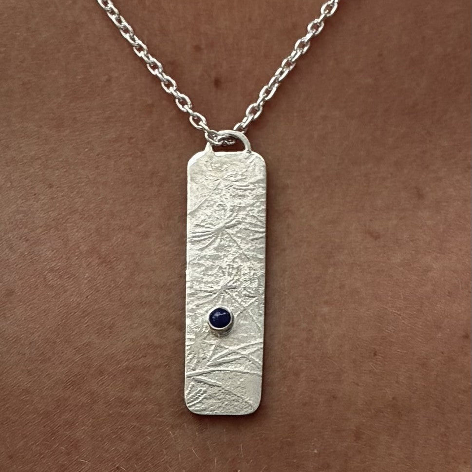 Drop pendant featuring a lapis lazuli gemstone