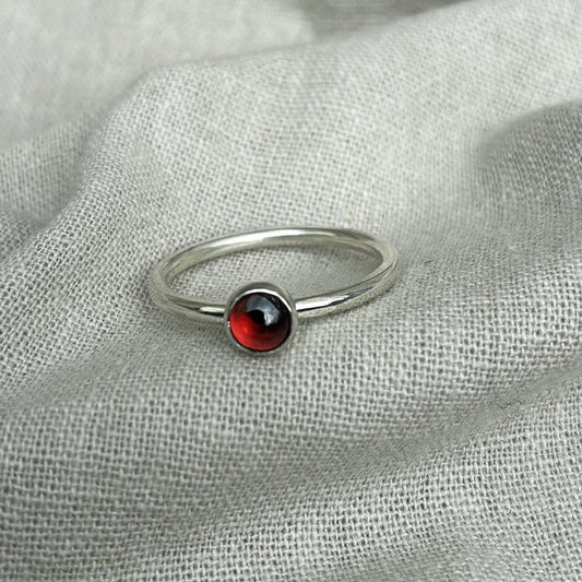 Slim band ring with garnet