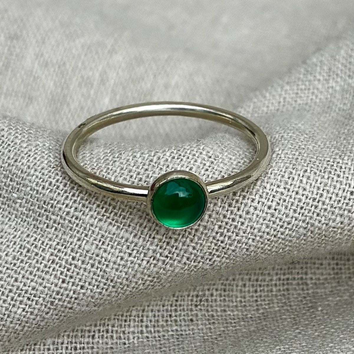 Slim ring band with green onyx