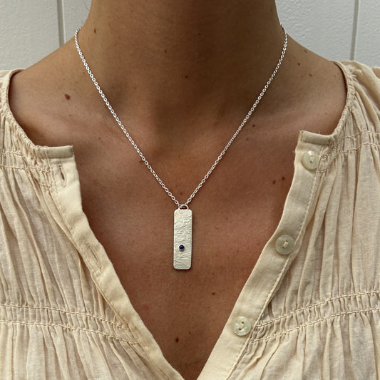 Drop pendant featuring a lapis lazuli gemstone