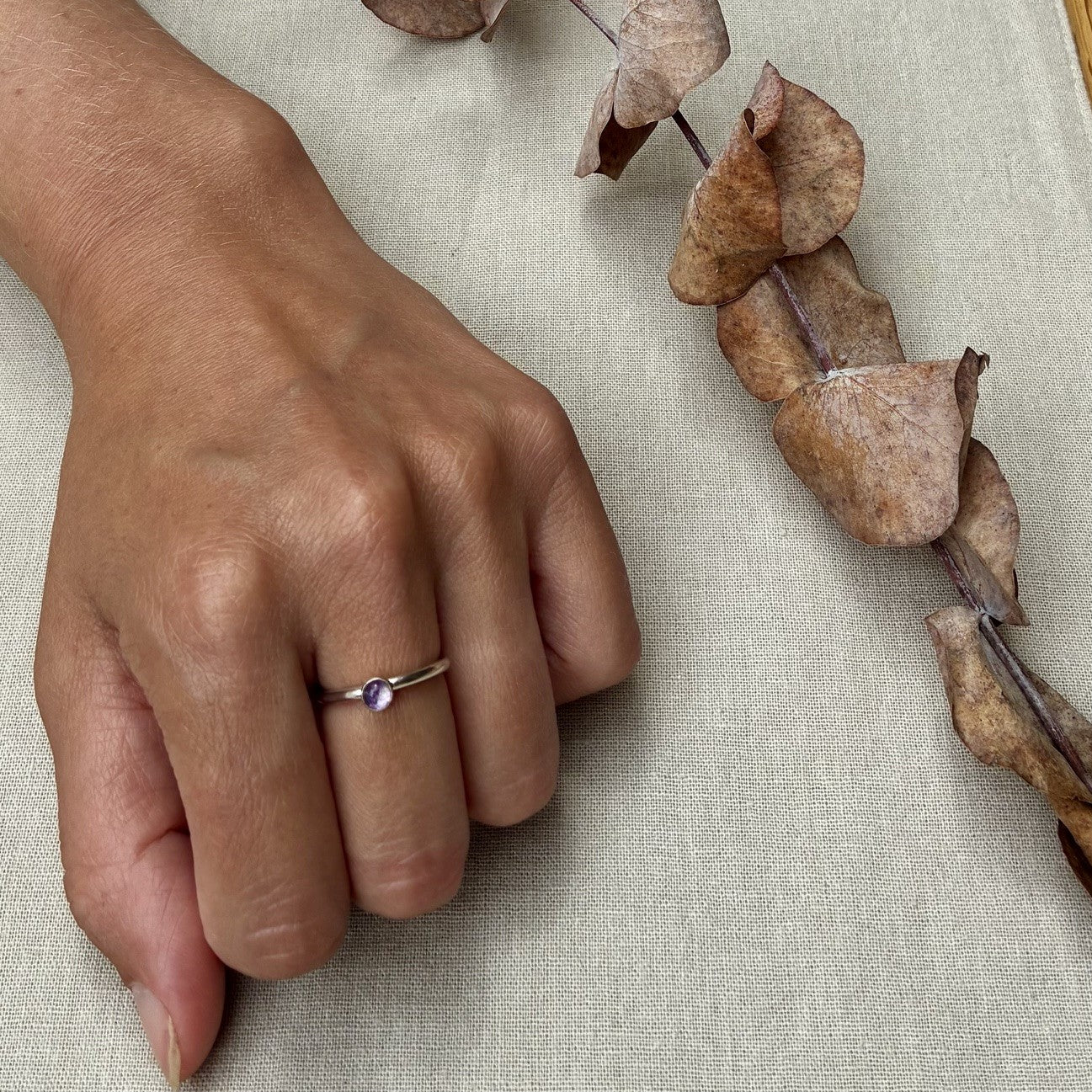 Slim band ring with amethyst