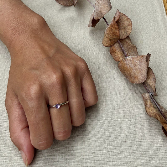 Slim band ring with amethyst