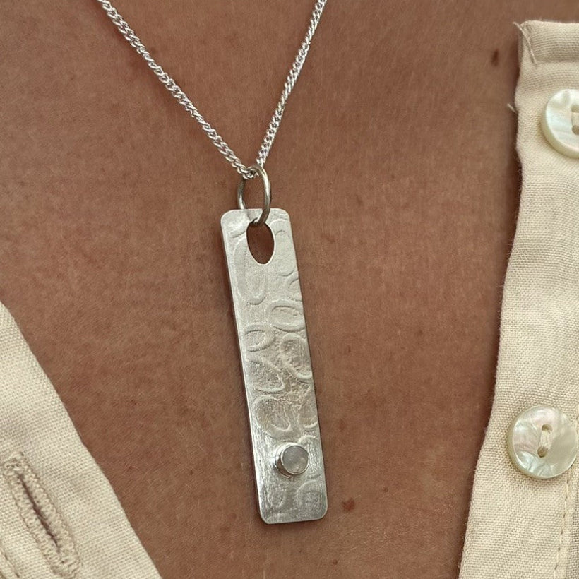 Pendant with rippled stone texture and labradorite gemstone