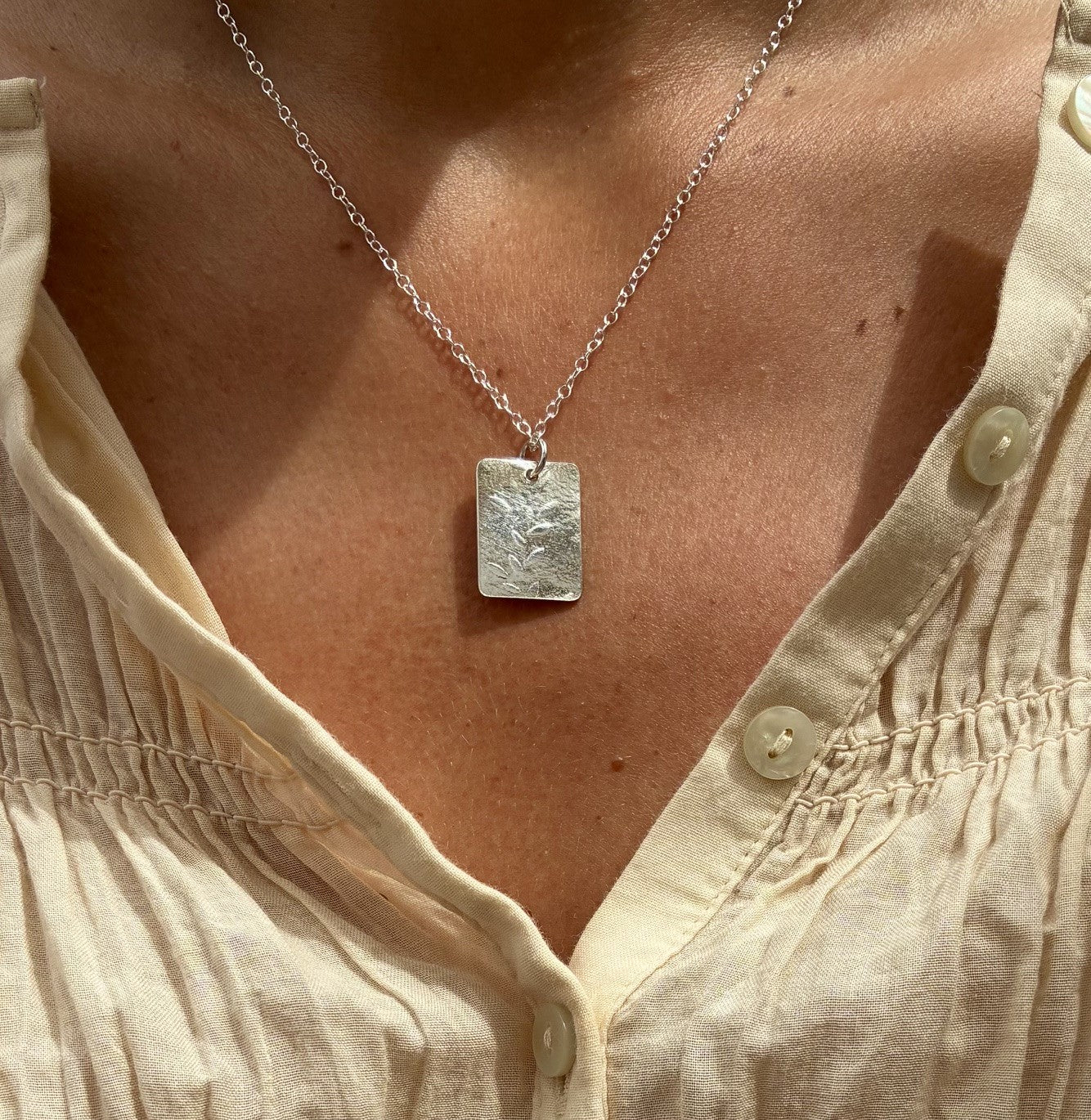 Pendant with leaf texture